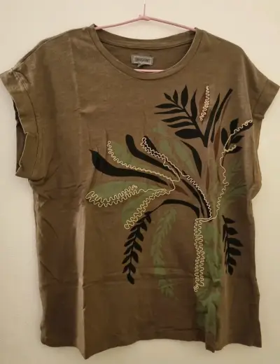 Polera verde con diseño de hojas Greenfield - miniatura 1