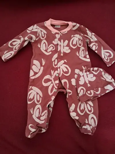 Conjunto de pijamas para bebé con diseños variados - miniatura 1
