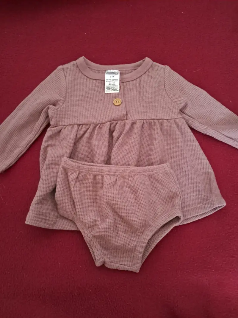 Conjunto de bebé rosado con botón decorativo