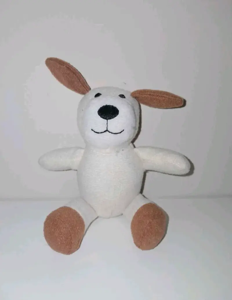 Peluche de perro blanco y marrón que hace ruidos