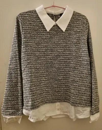 Suéter gris con cuello blanco para mujer - miniatura 1
