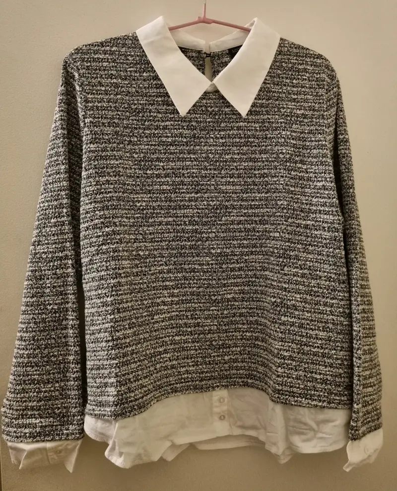 Suéter gris con cuello blanco para mujer - 2