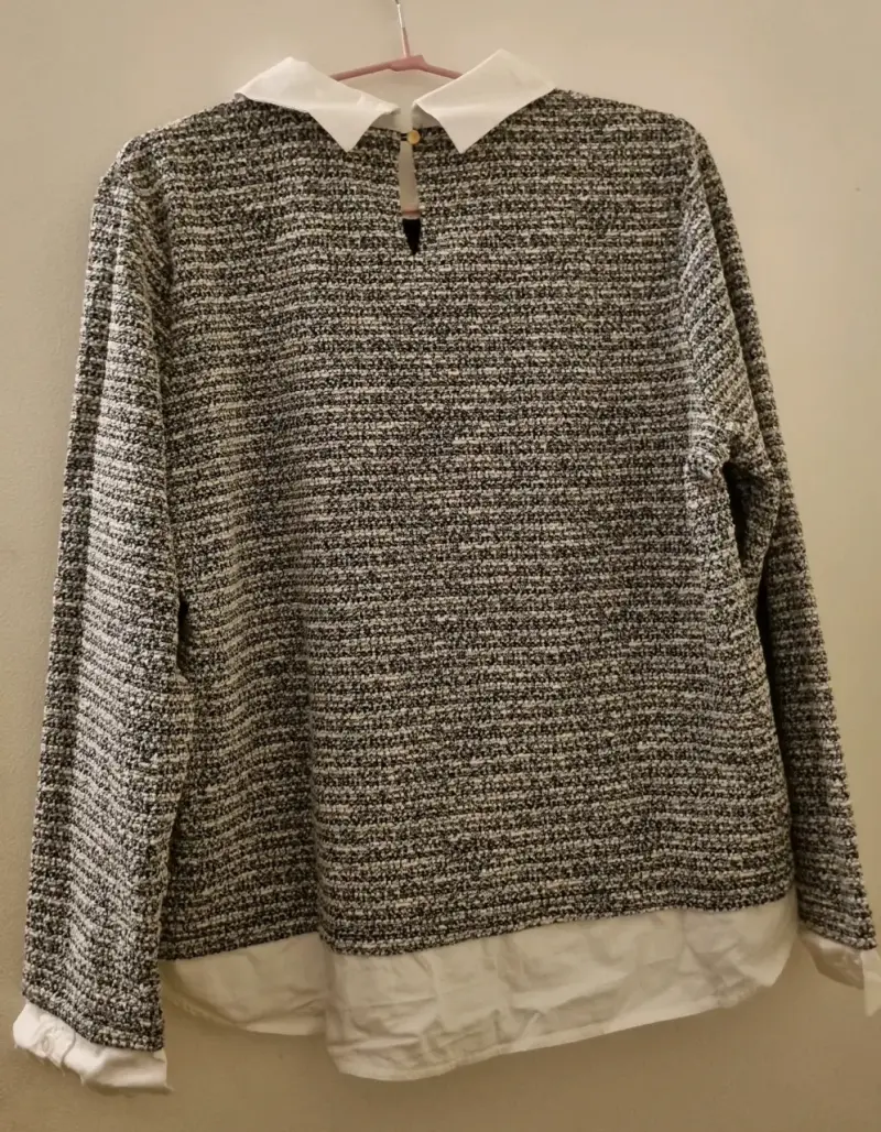 Suéter gris con cuello blanco para mujer - 3