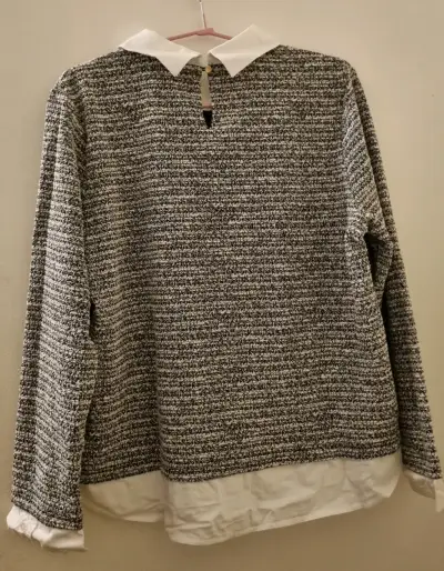 Suéter gris con cuello blanco para mujer - miniatura 3