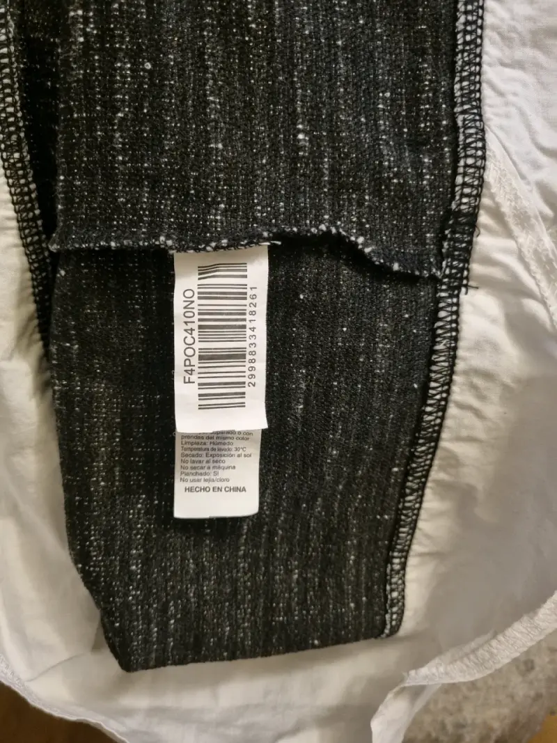 Suéter gris con cuello blanco para mujer - 4