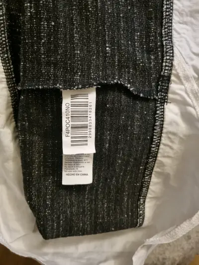 Suéter gris con cuello blanco para mujer - miniatura 4