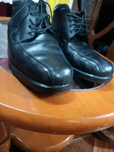 Botines de cuero negro para hombre en buen estado - miniatura 1