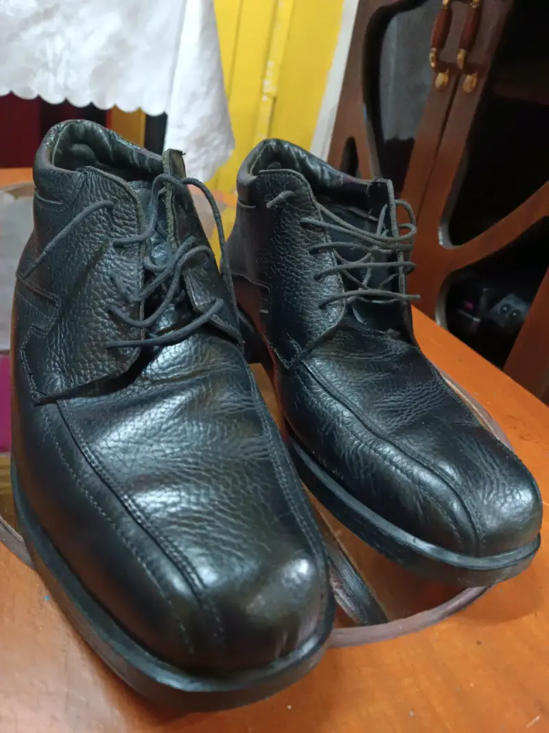 Botines de cuero negro para hombre en buen estado - 2