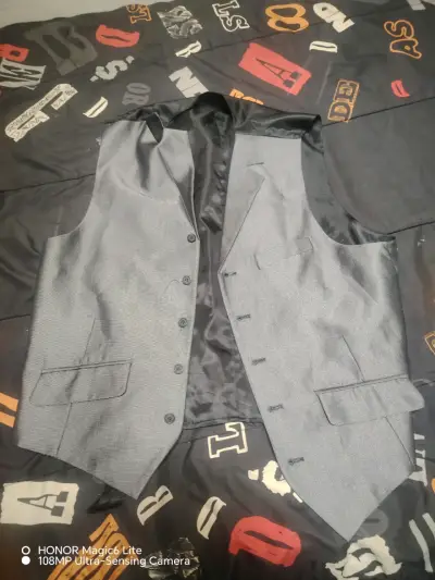 Traje de Hombre Gris con Chaleco - miniatura 1