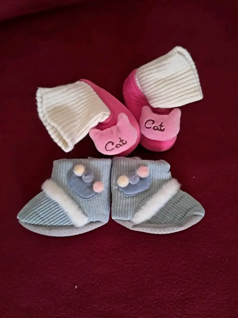 Botitas de bebé en colores rosa y azul