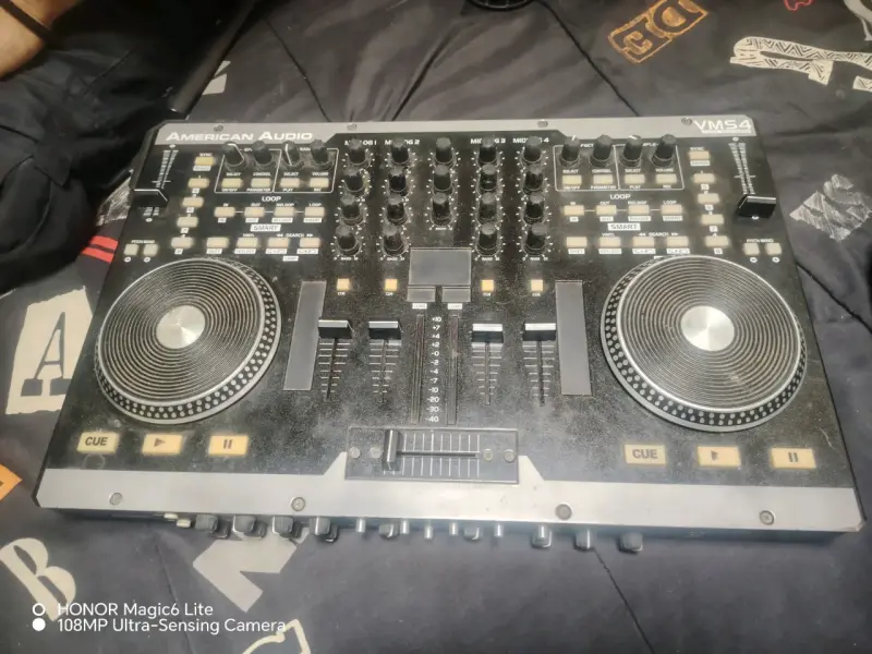 Controlador DJ American Audio VMS4 - 4