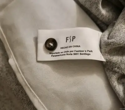 Polerón gris con botones decorativos - miniatura 3