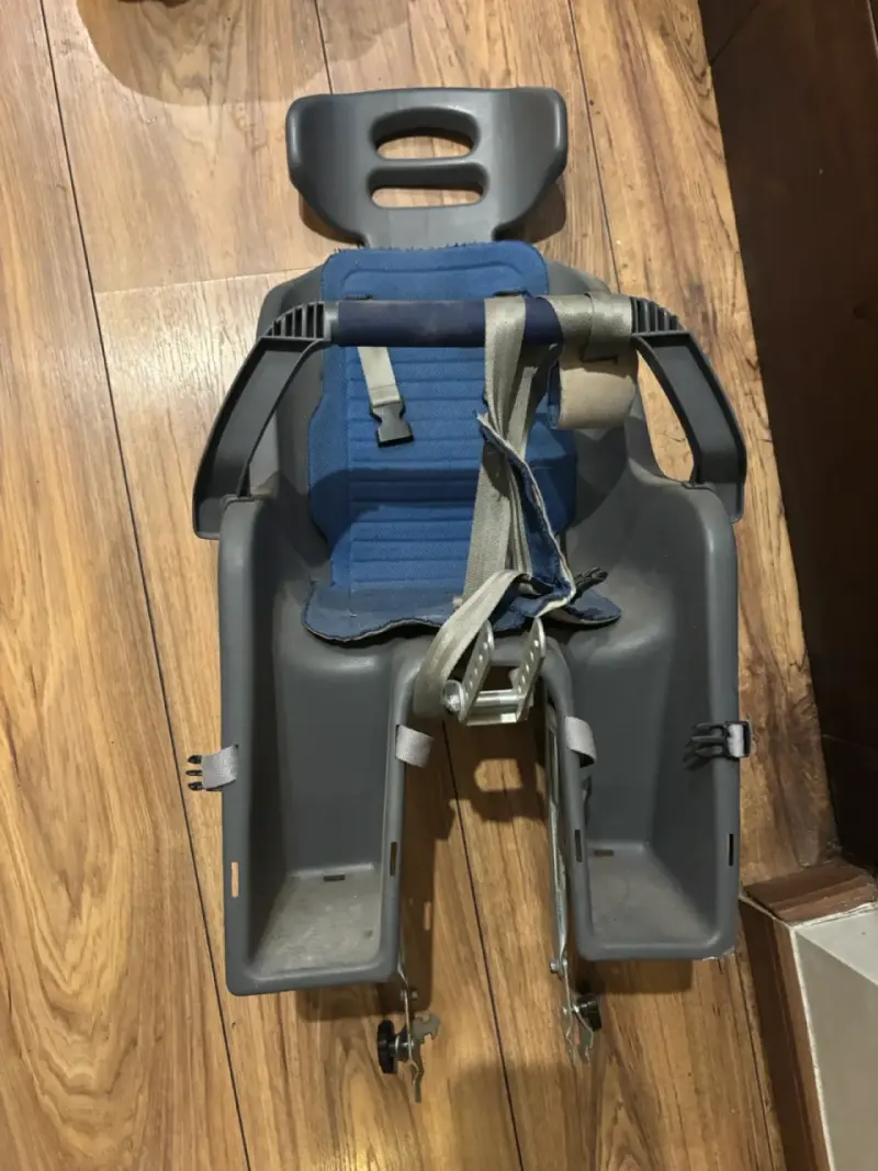 Silla de bicicleta para niños con respaldo azul