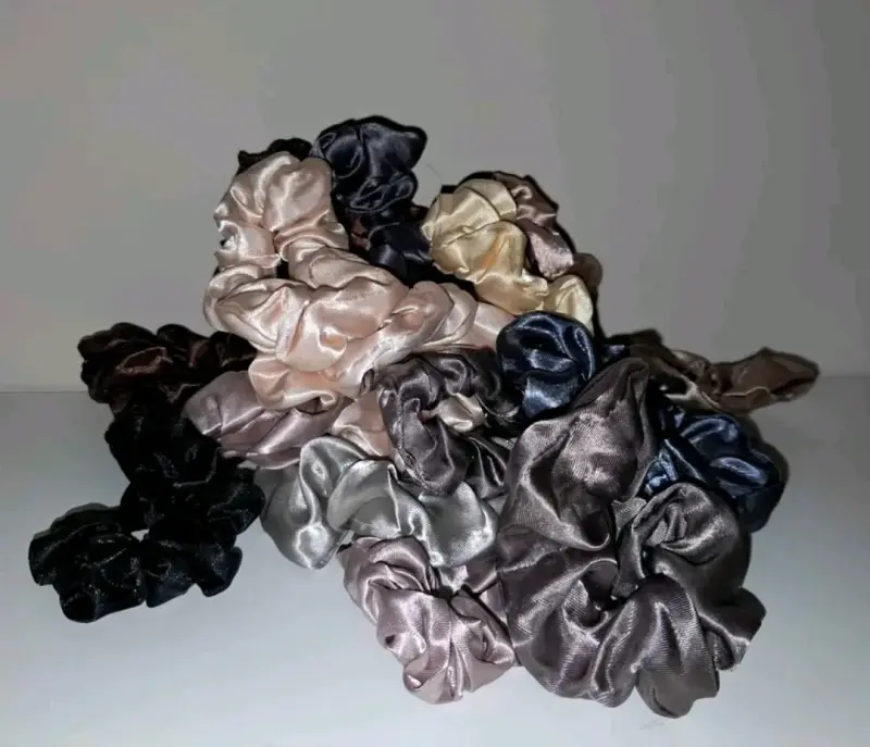 Set de 20 scrunchies de satén en varios colores