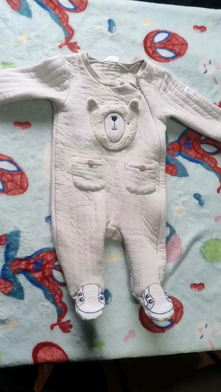Enterito de bebé con diseño de oso