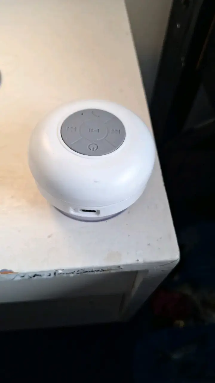Parlante Bluetooth portátil impermeable - 1