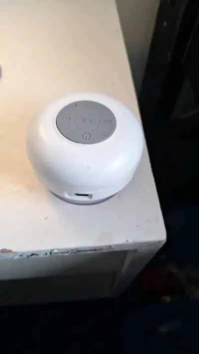 Parlante Bluetooth portátil impermeable - miniatura 1