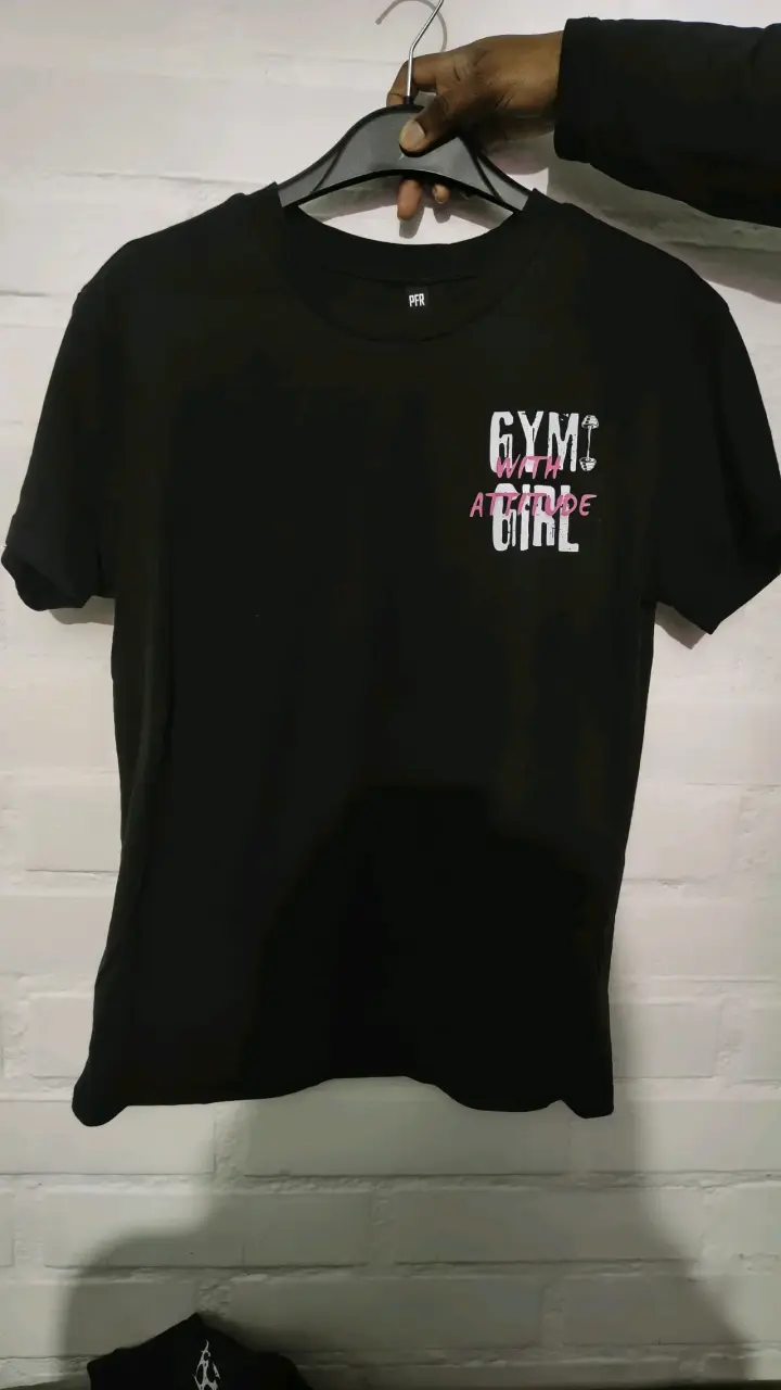 Polera negra con diseño Bulma Gym - 5