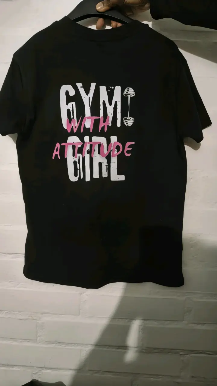 Polera negra con diseño Bulma Gym - 6