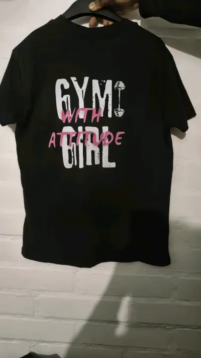 Polera negra con diseño Bulma Gym - miniatura 6