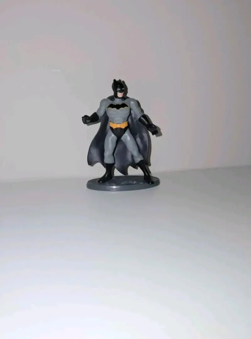 Figura de acción de Batman en gris y negro