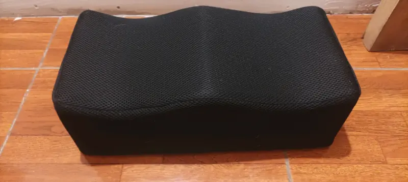 Cojín ergonómico negro para piernas - 1