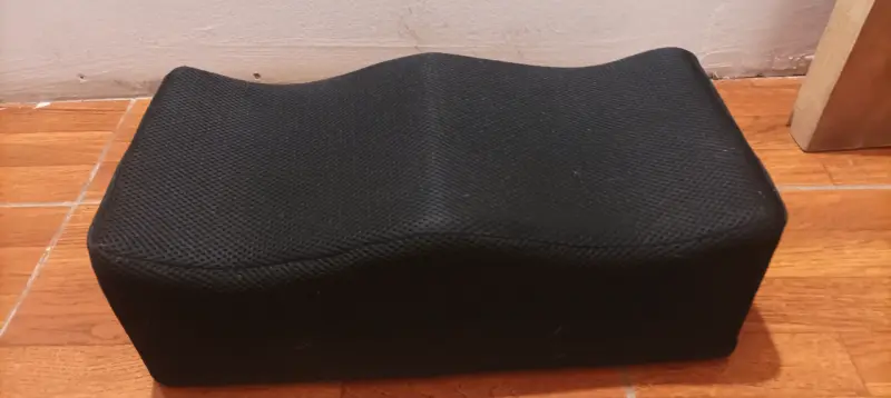 Cojín ergonómico negro para piernas - 2