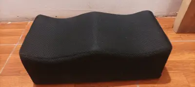 Cojín ergonómico negro para piernas - miniatura 2