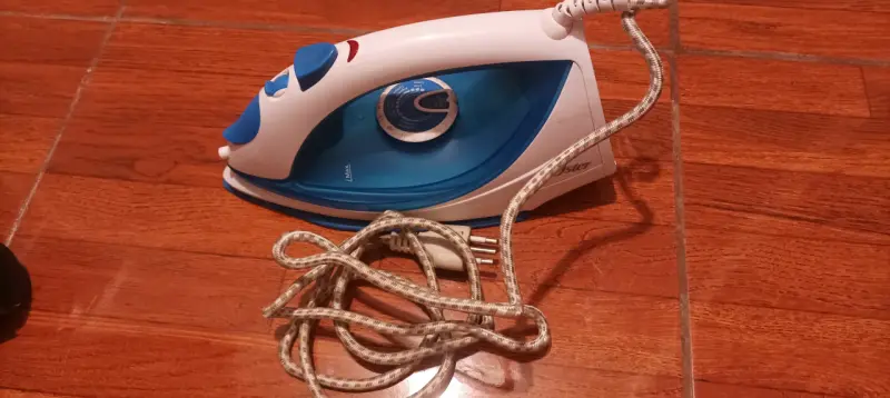 Plancha a vapor Oster azul con control de temperatura
