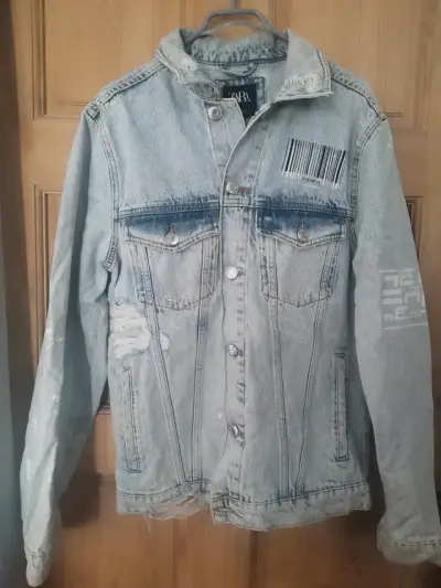 Chaqueta de mezclilla Zara con diseño gráfico - miniatura 1