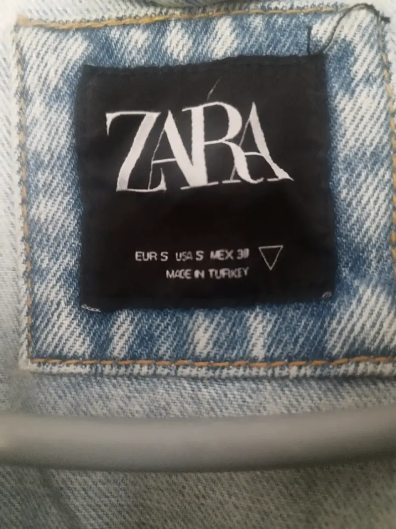 Chaqueta de mezclilla Zara con diseño gráfico - 3