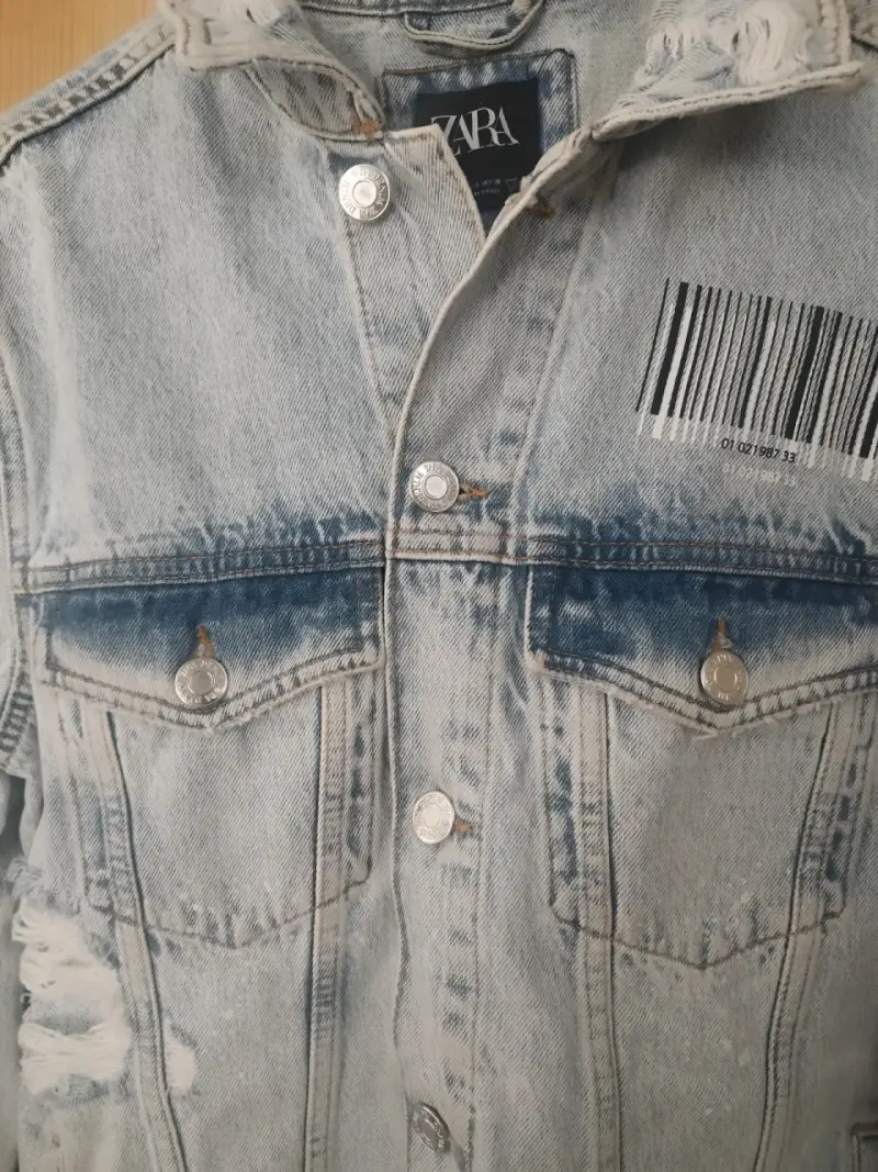 Chaqueta de mezclilla Zara con diseño gráfico - 4
