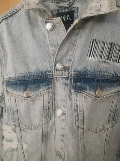 Chaqueta de mezclilla Zara con diseño gráfico - miniatura 4