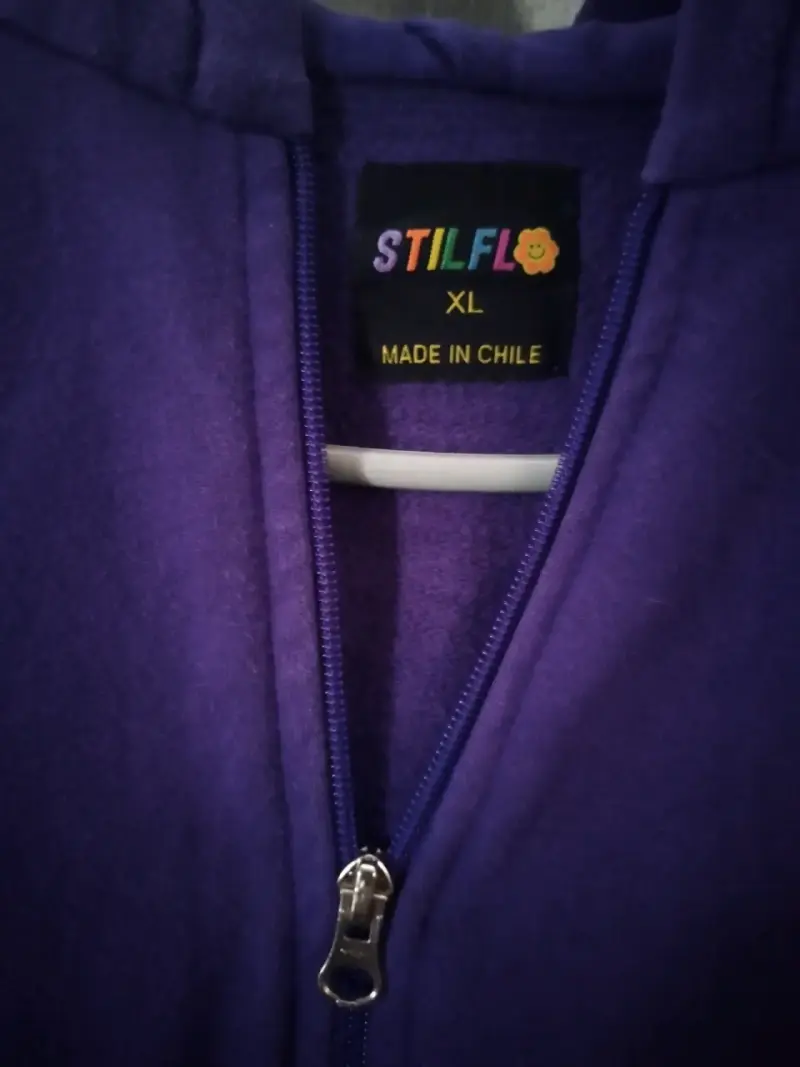 Polerón morado con capucha y diseño floral Stilflo - 2