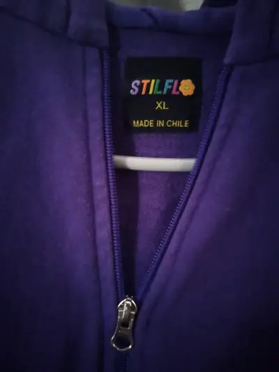 Polerón morado con capucha y diseño floral Stilflo - miniatura 2