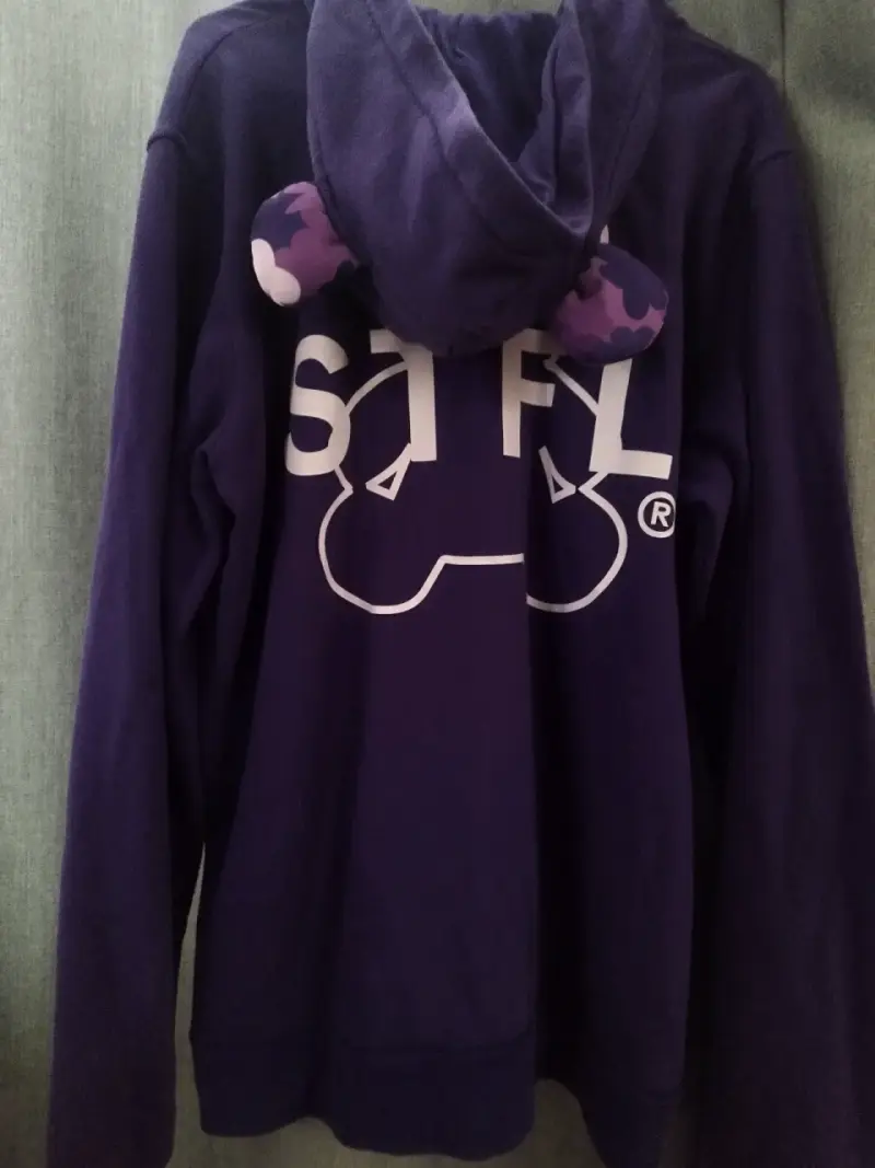 Polerón morado con capucha y diseño floral Stilflo - 3