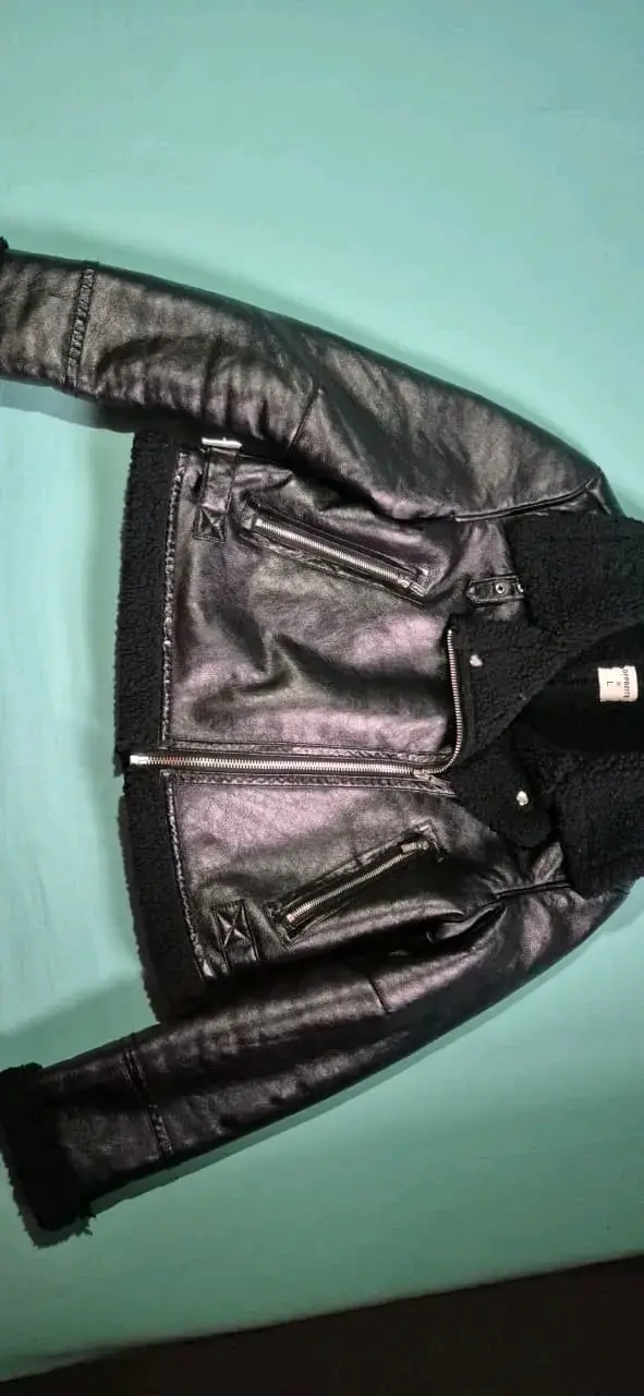 Chaqueta de cuerina negra con chiporro - 1
