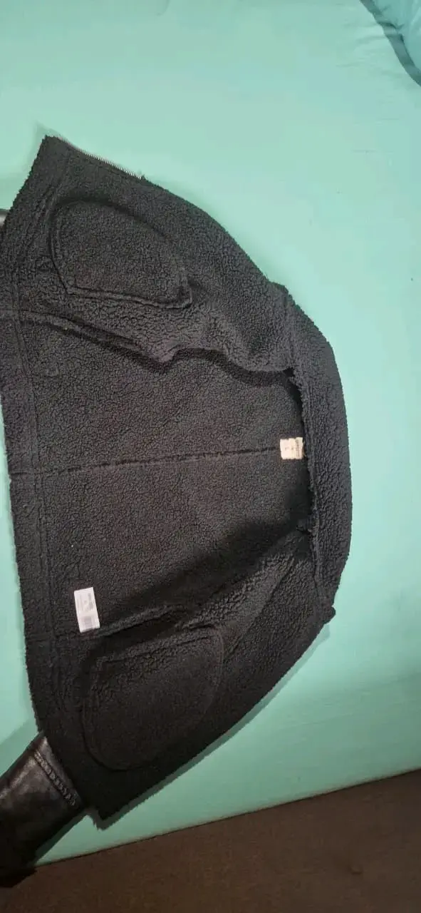 Chaqueta de cuerina negra con chiporro - 2