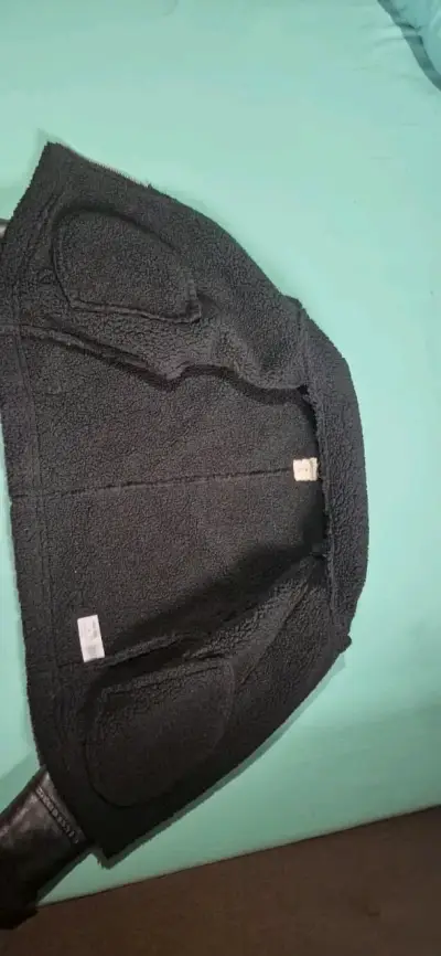 Chaqueta de cuerina negra con chiporro - miniatura 2