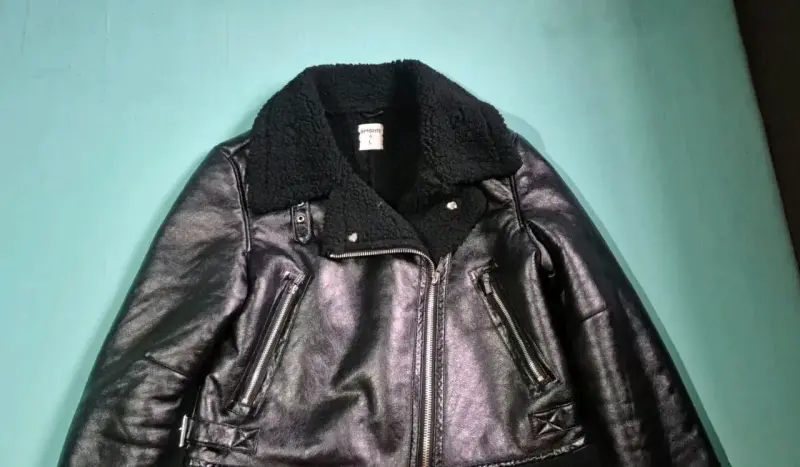 Chaqueta de cuerina negra con chiporro - 3