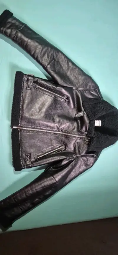 Chaqueta de cuerina negra con chiporro - miniatura 4