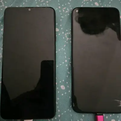 Dos teléfonos Huawei con cámaras traseras - miniatura 1