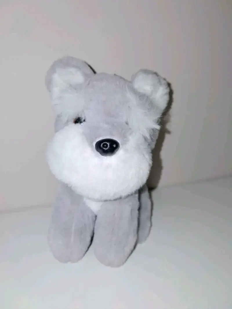 Peluche de perro gris suave y tierno