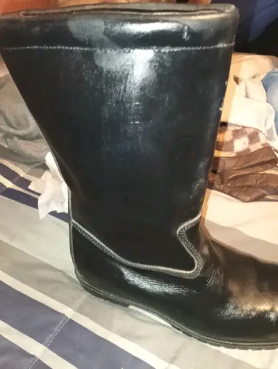 Botas de cuero negro para hombre en buen estado - miniatura 1