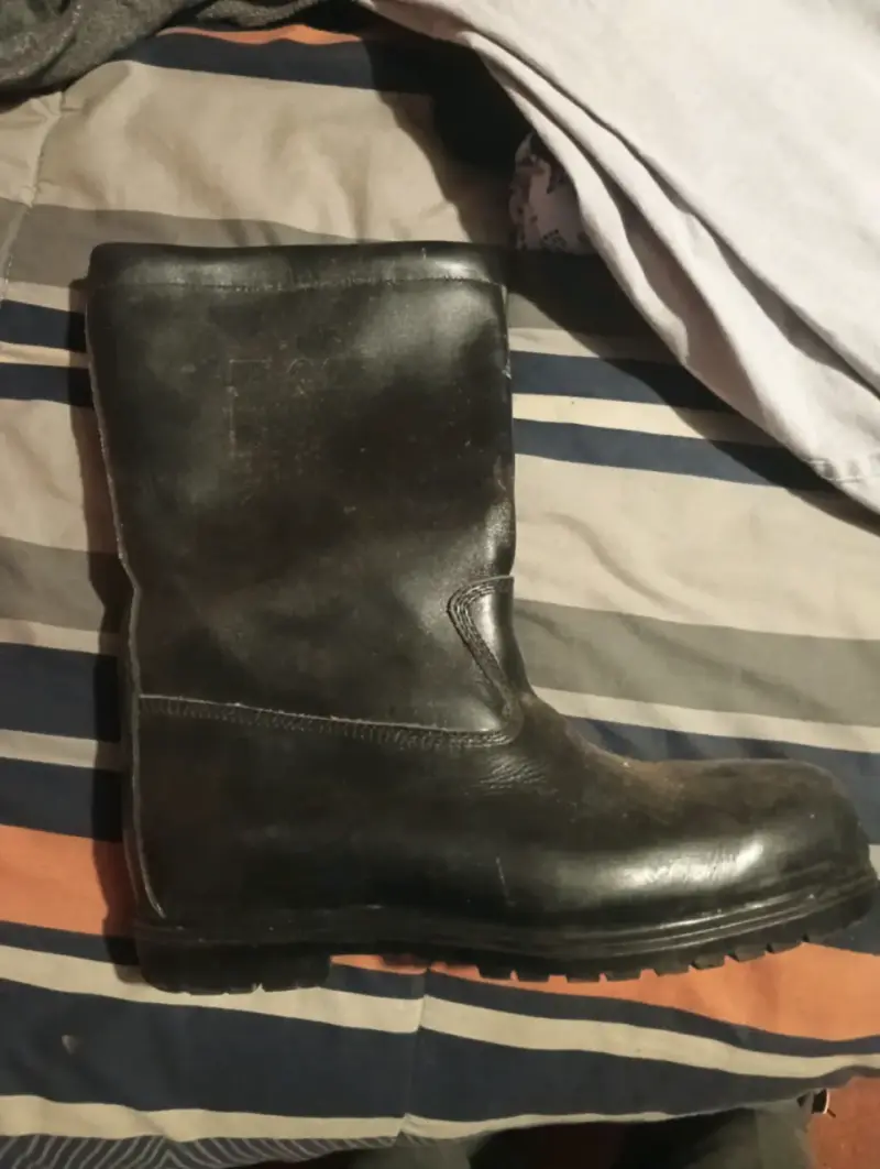 Botas de cuero negro para hombre en buen estado - 4