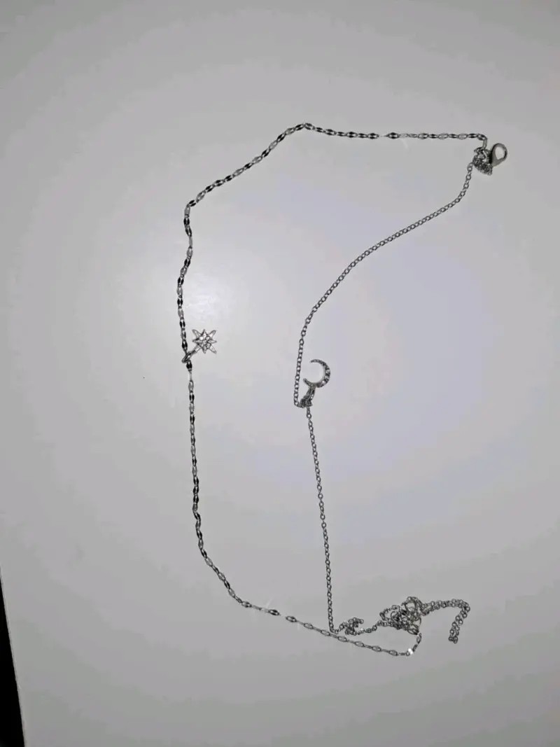 Collar con colgantes de estrella y luna