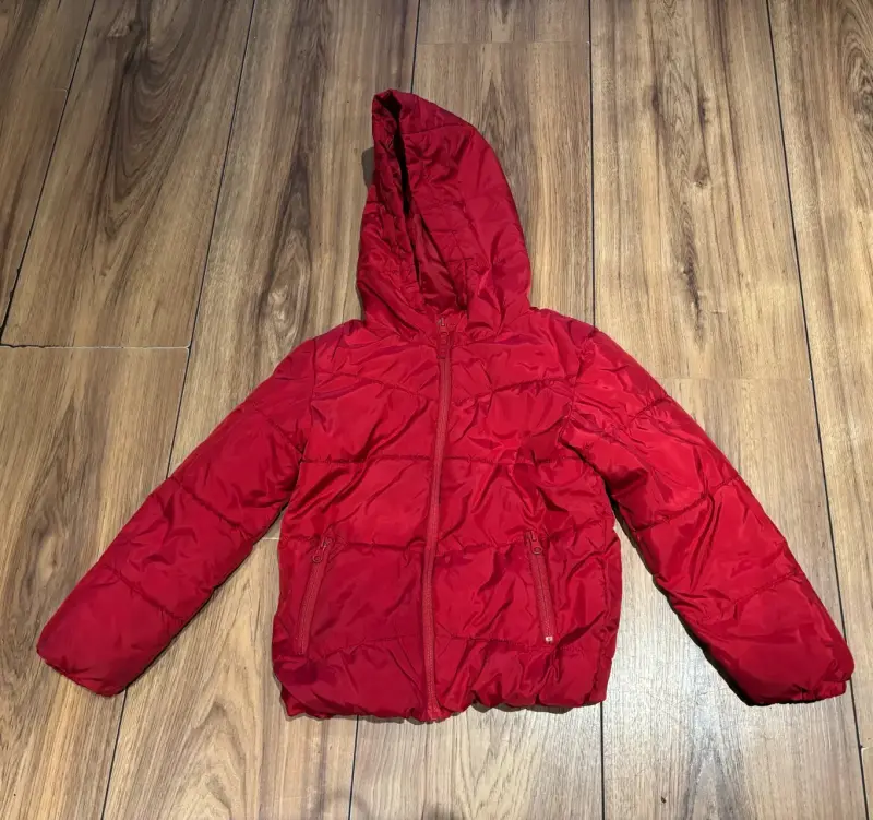 Chaqueta roja con capucha para niños