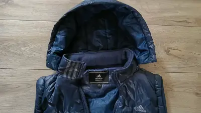 Chaleco sin mangas azul con capucha Adidas - miniatura 6