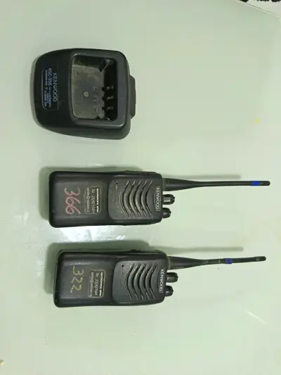 Radio VHF Kenwood TK-2000K con Cargador - miniatura 2