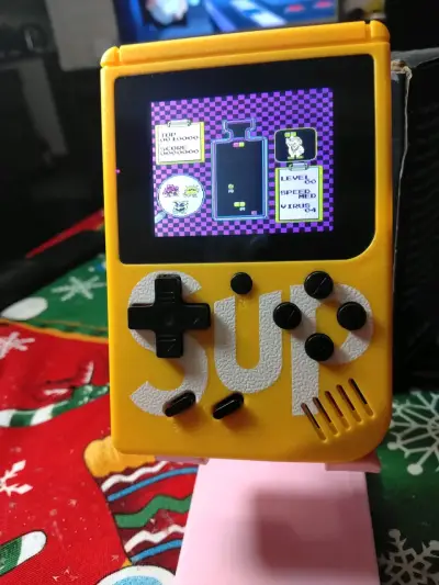 Consola retro 8 bits portátil retro SUP amarilla - miniatura 3